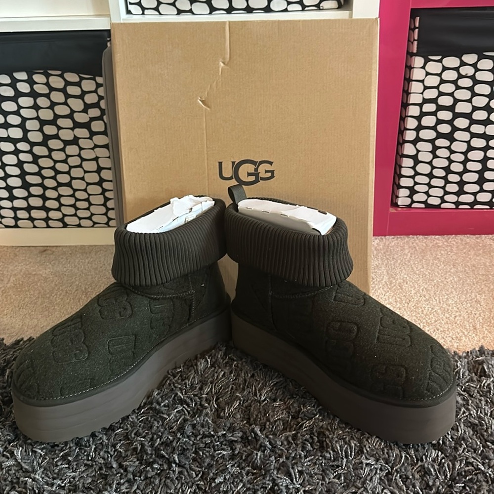UGG classic mini platform felted in green or olive